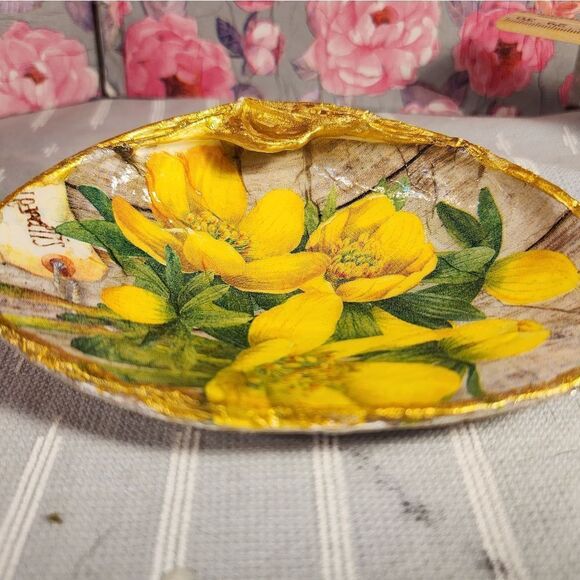 DECOUPAGE CLAM SHELL DECOUPAGE YELLOW FLOWERS 🏵 ON A CLAM SHELL TRINKET DISH - Picture 7 of 11